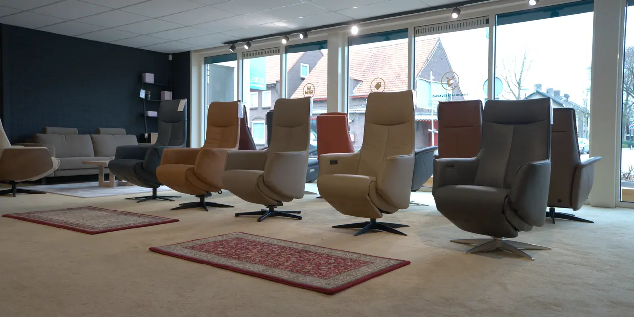 Showroom van Dit Zit in Reusel met relaxfauteuils bij de ramen